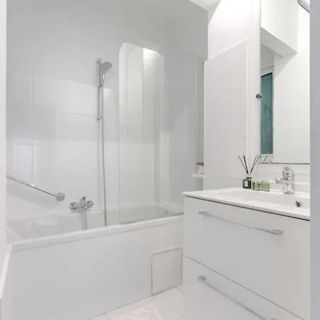 Matignon Saint-honore : Magnifique 1br Parigi